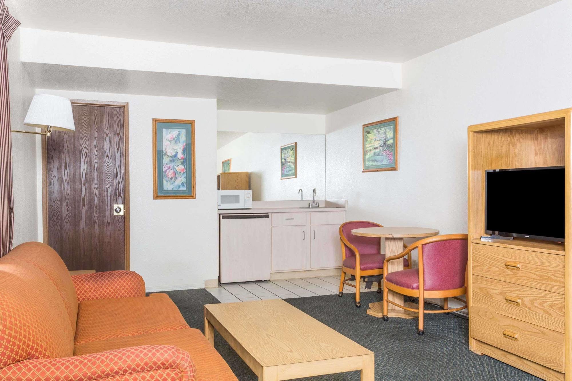 Super 8 By Wyndham Phoenix Metro North Exterior photo